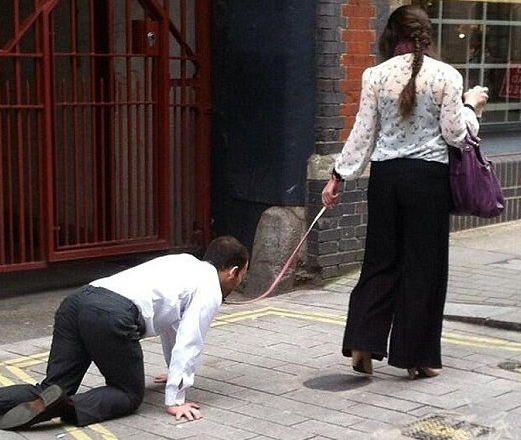 女子街头"遛男子",男子跪地爬行,网友:爱情让人无法理解