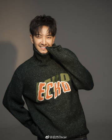 陈启杰微博晒图:欠自己的一席小鲜肉,勉强还一下吧