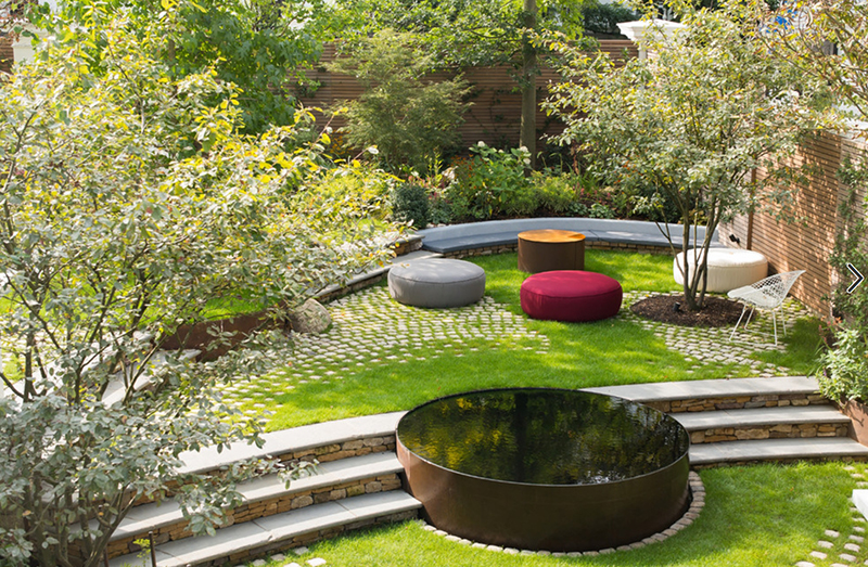 庭院的台阶上设有半圆形休息区域,摆放了多色的布艺沙发,平时可享受树