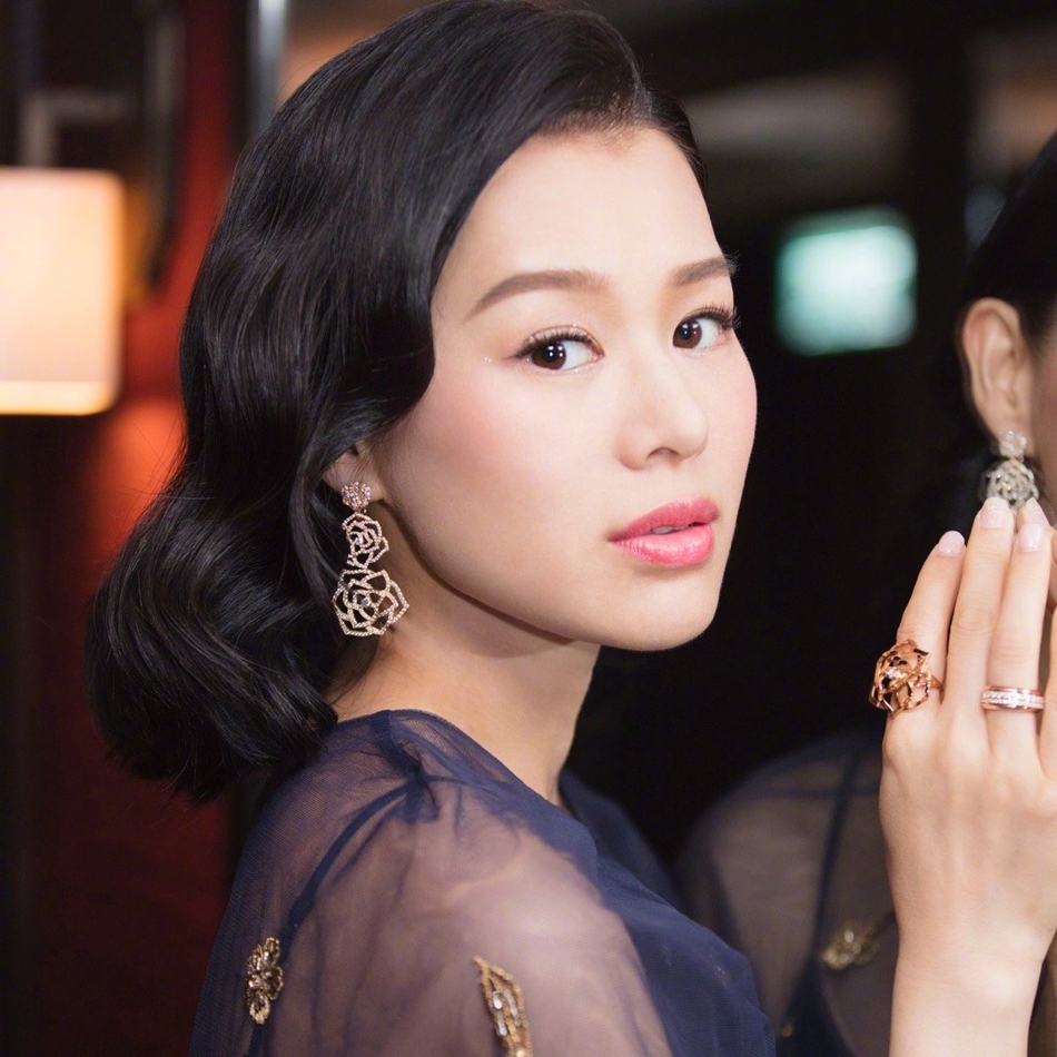 组图:胡杏儿晒气质美照 波浪卷发温柔大方女人味十足