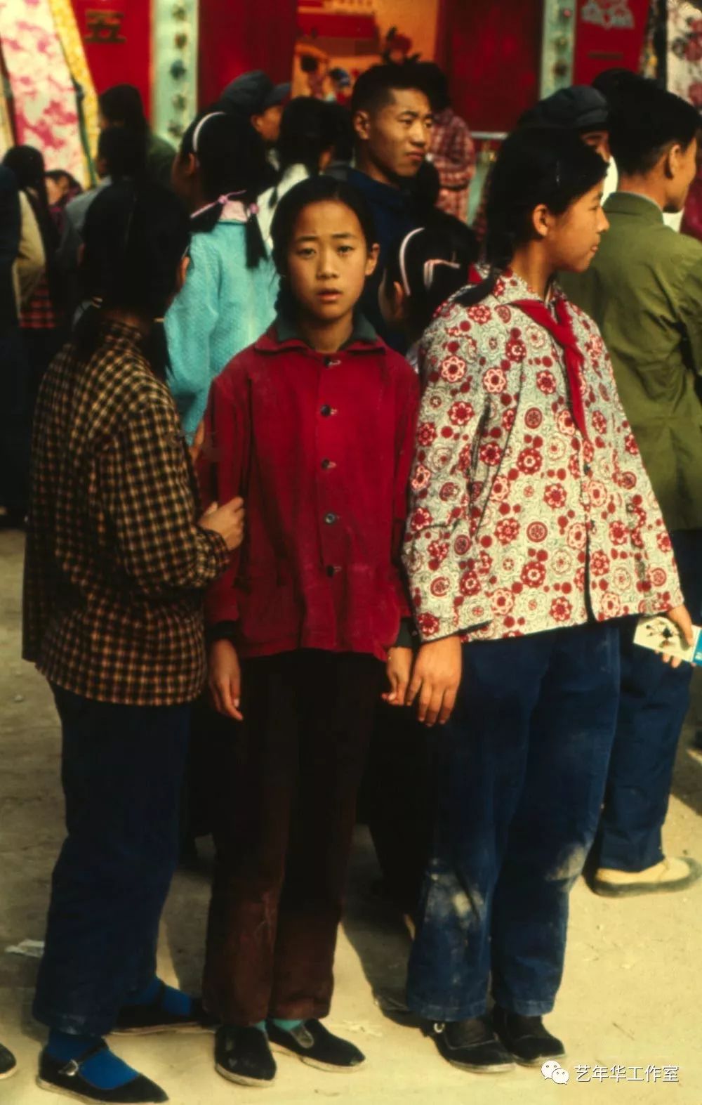 七十年代穿衣都是一种蓝色吗?1975年彩色照片给你答案