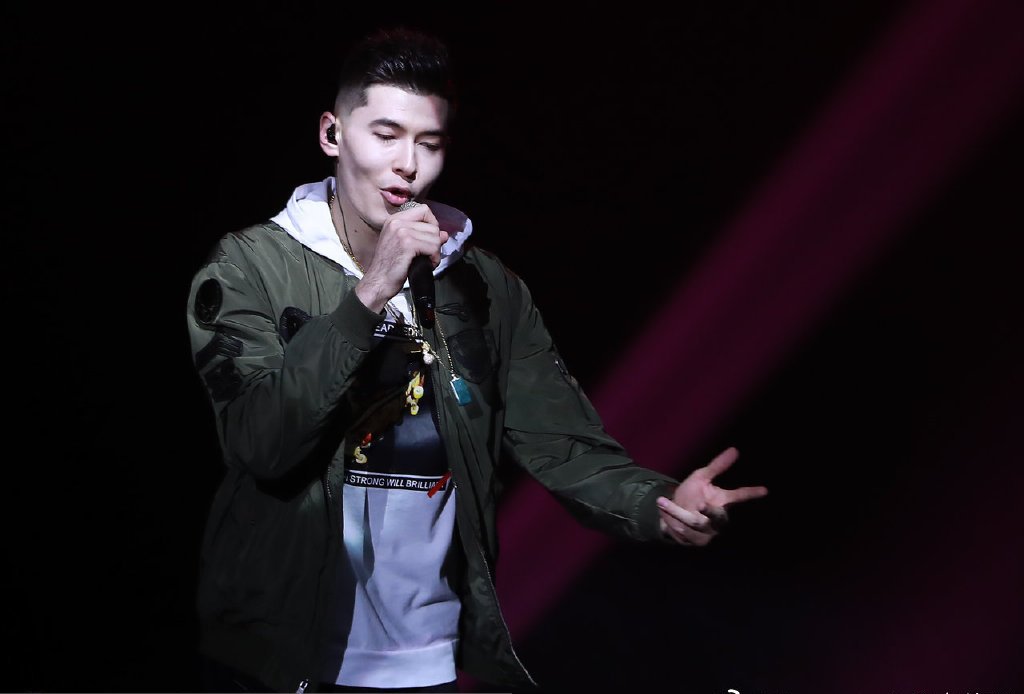 cba全明星夜:被篮球"耽误"的歌星阿不都沙拉木,颜值,台风迷倒一片!