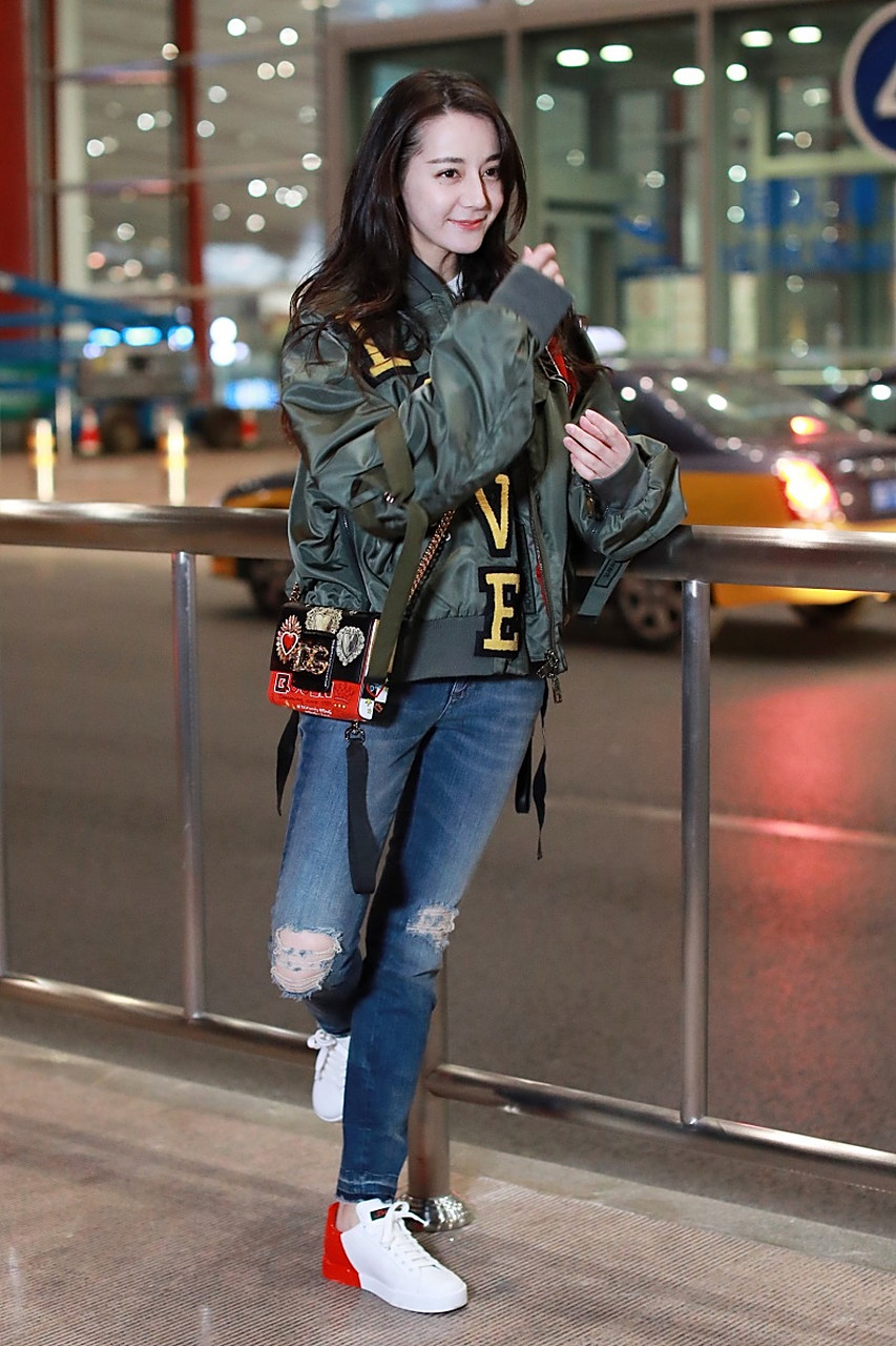 作为一位忠实的粉丝,我一直关注着迪丽热巴的日常穿搭.