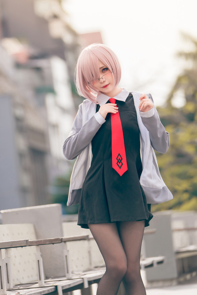 短发美女cos,黑丝美腿太漂亮