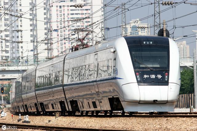 crh1,来自庞巴迪,是以regina型动车组为原型车,通过