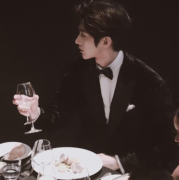 蔡徐坤一脸无助独自喝酒,看到同桌的其他人,网友:怪不得自己喝