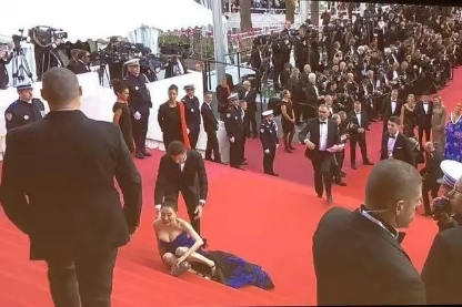那些年红地毯摔倒的女明星,是真的不小心?还是假摔博眼球?