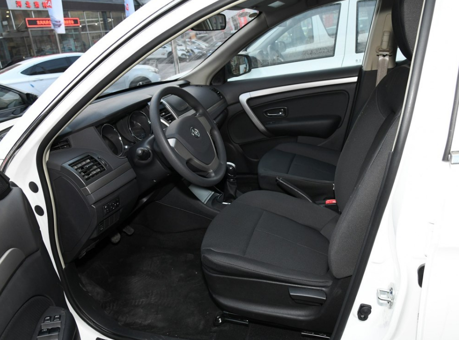 尾部的车灯设计的还挺好看的,尾部的整体造型也还不错.