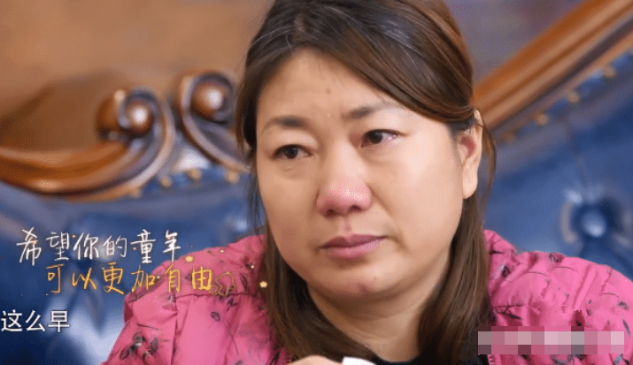 王源被爷爷劝酒,妈妈3个字呵斥秒变乖,林依轮夹在中间很尴尬