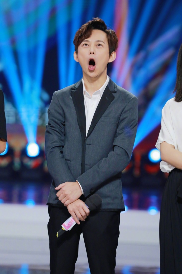 《快乐大本营 》九宫格抓拍表情包,何老师真会撩.