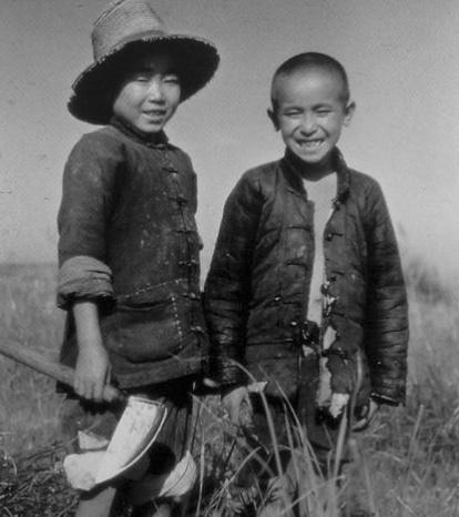 老照片:镜头下40年代在干农活的农民,图一感叹粒粒皆辛苦