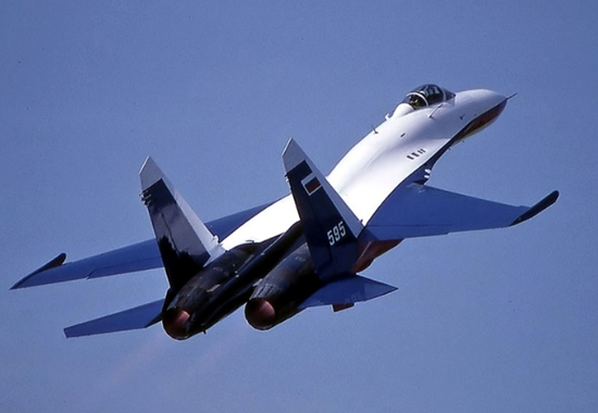 四:f-15战斗机 前面说到苏-27最大飞行速度不敌f-15,苏-27最大飞行