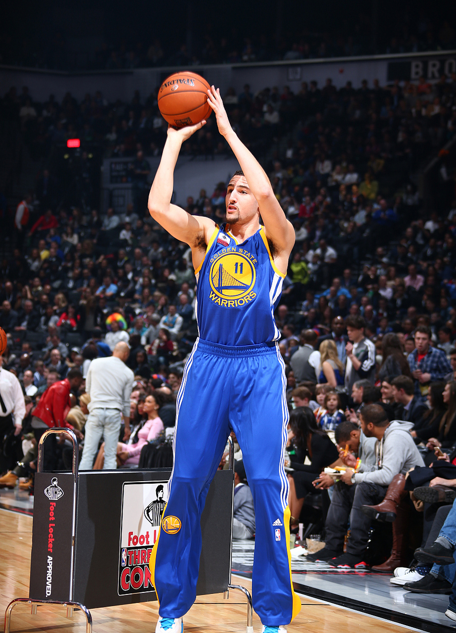 掌握三分球投篮技巧是篮球比赛的关键.