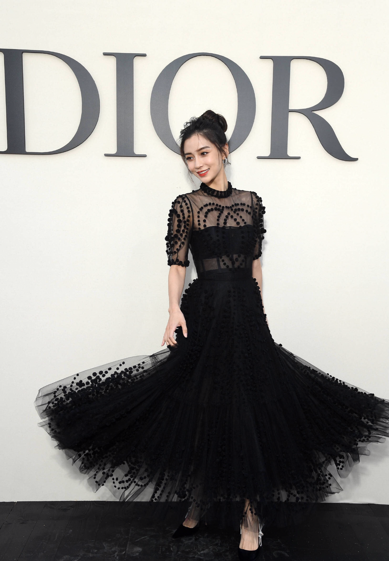 angelababy穿深v礼服性感撩人,这个颜值也真是太逆天了!