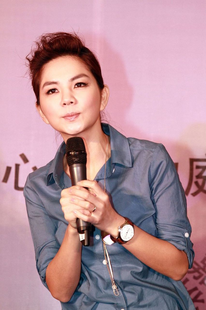 标题:#she陈嘉桦自曝在家喜欢"裸体",7岁儿子看到后:妈妈,不要这样