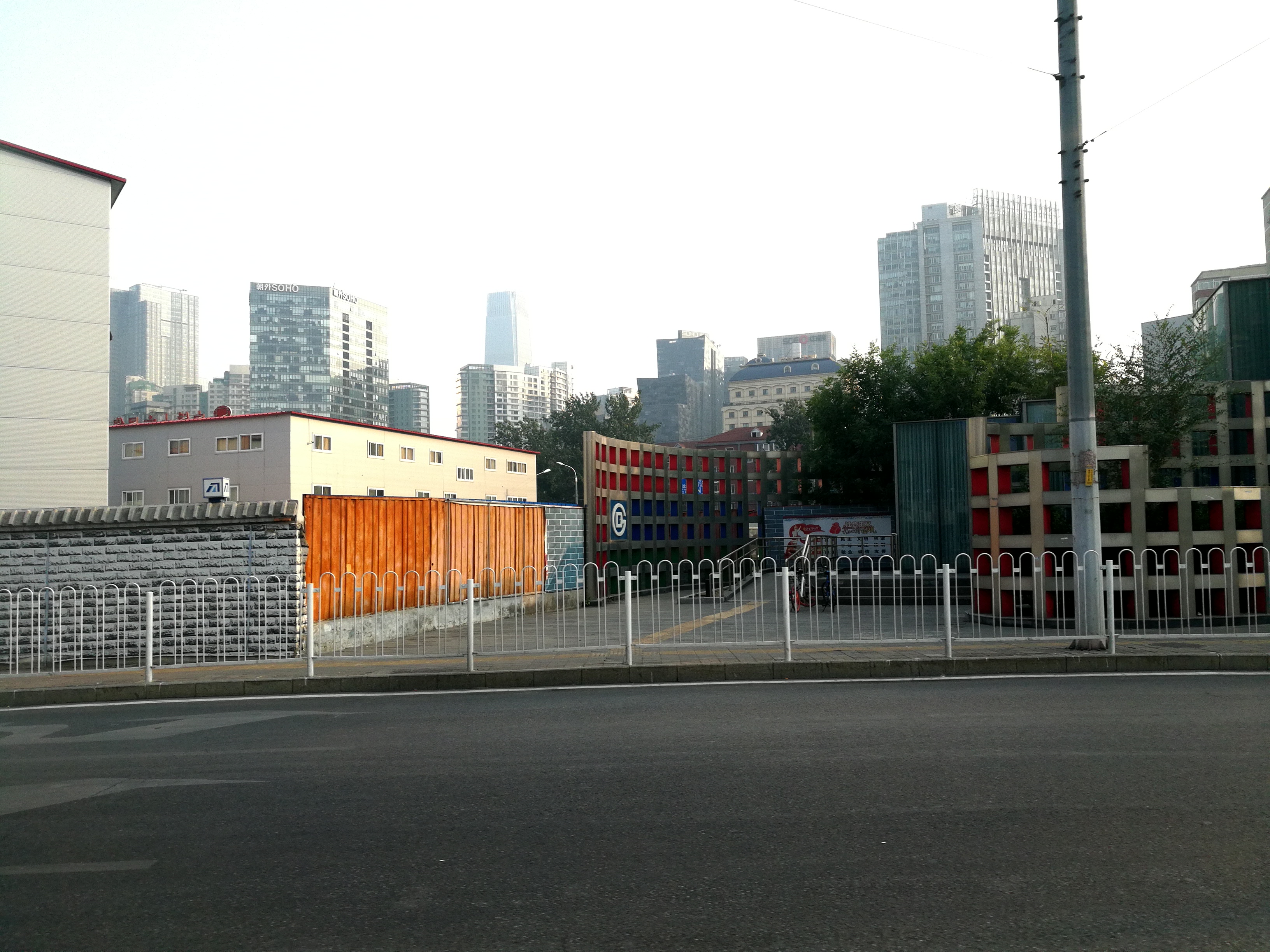 北京地铁六号线东大桥站位于存在多年的工地里面,站口