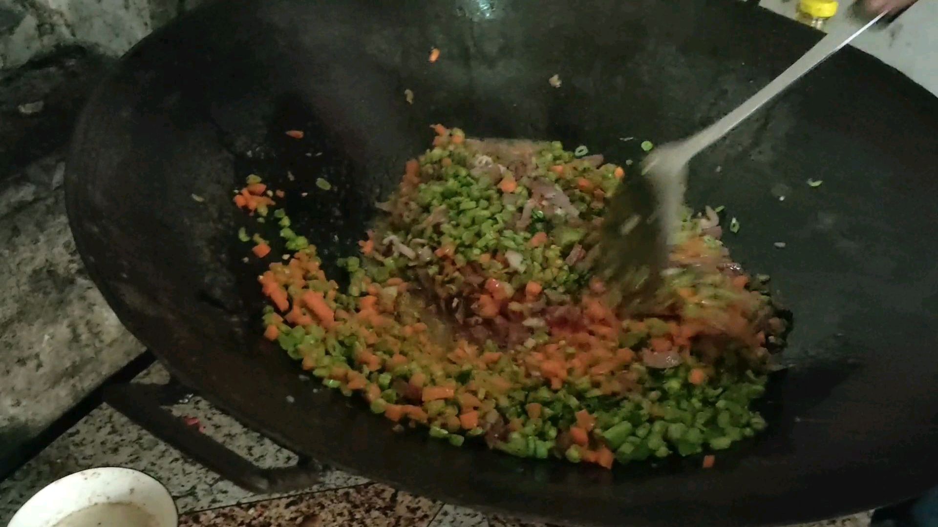 小郭亲自下厨弄海南特色菜包饭