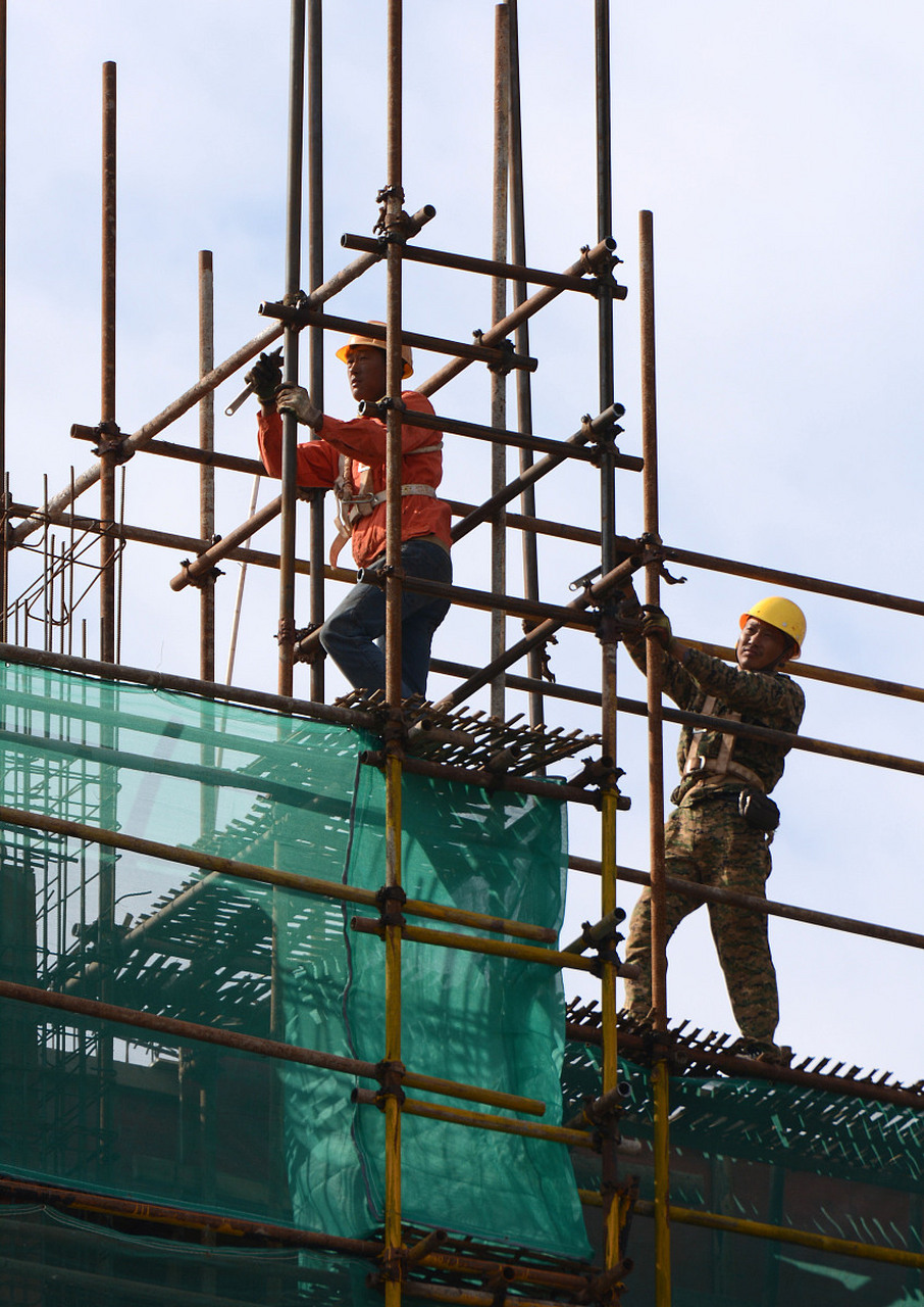 建筑工地高处作业安全检查重点包括安全防护设施,作业环境,作业人员