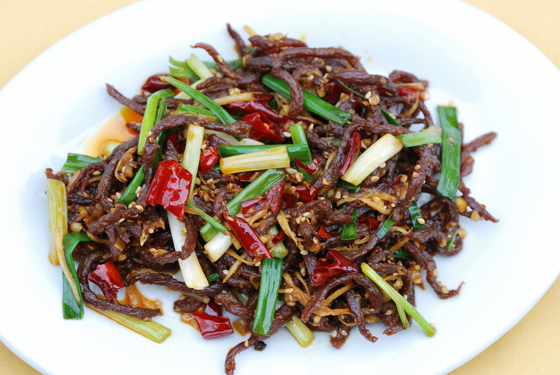 干煸牛肉是一道四川特色菜肴,以牛肉为主料,通过煸炒的方式使其酥香