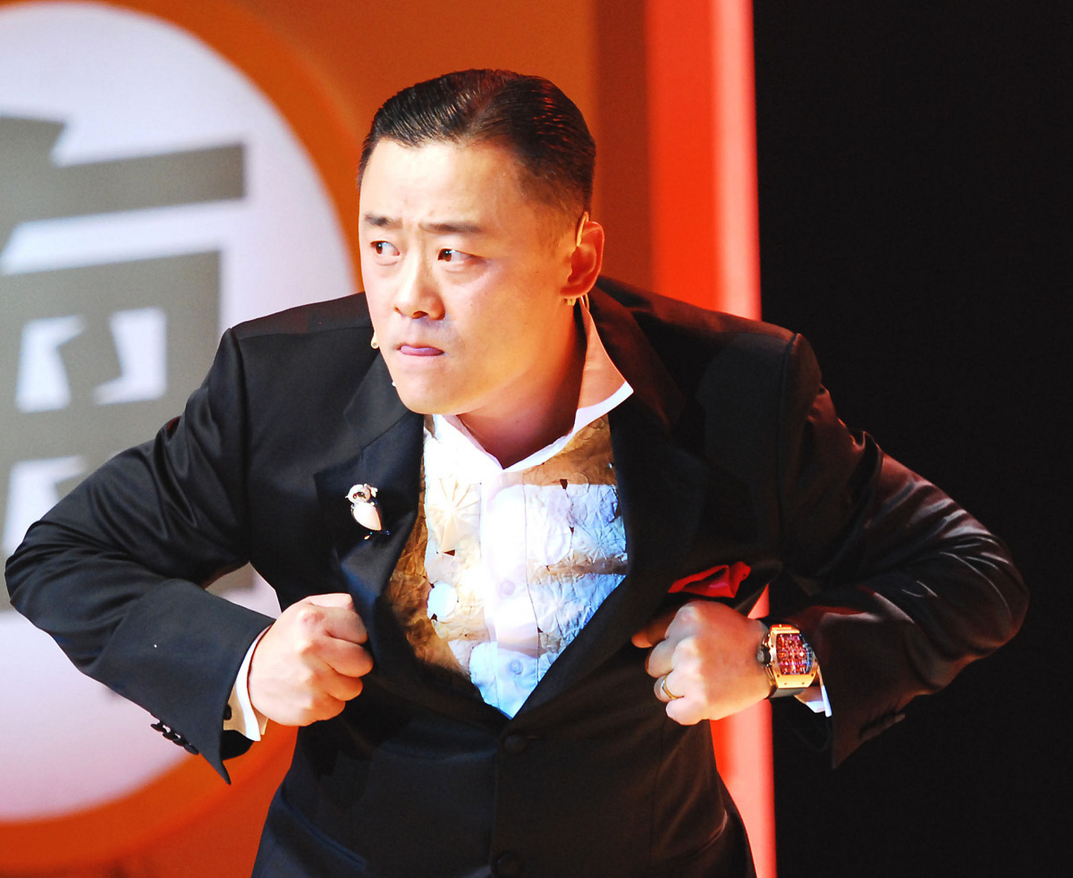 "消失"6年的周立波,已经走上了一条"不归路",曾经在电视荧屏上活跃的"