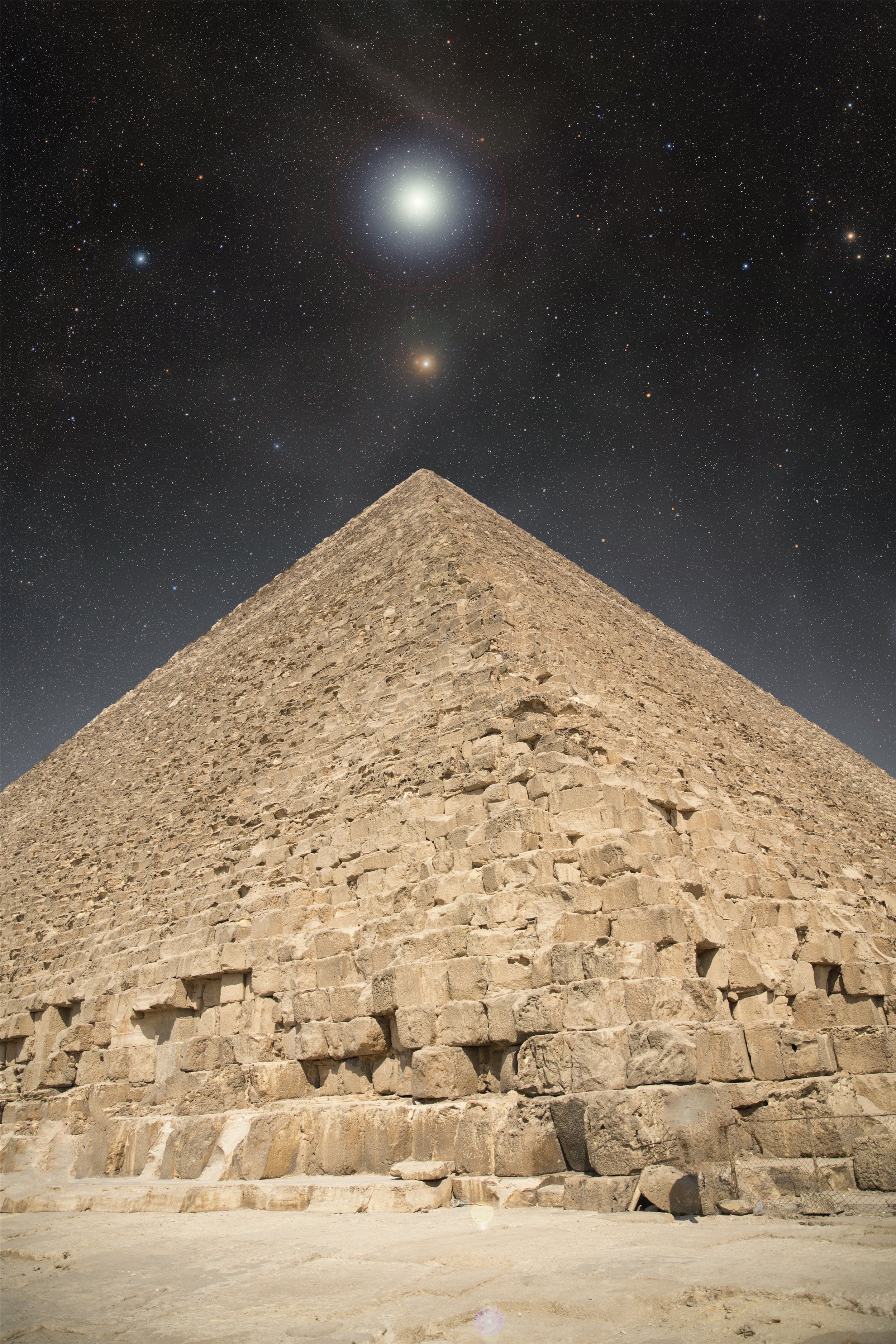 星空之下的金字塔,星辰给予了金字塔更多的神秘,让人神往