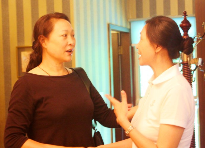 女排第一任队长近况,退役后移居加拿大,64岁仍肤白貌美爱打球