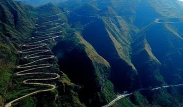 北京房山紅井路 蜿蜒盤旋於北京房山區崇山峻嶺中的一條鄉村公路.