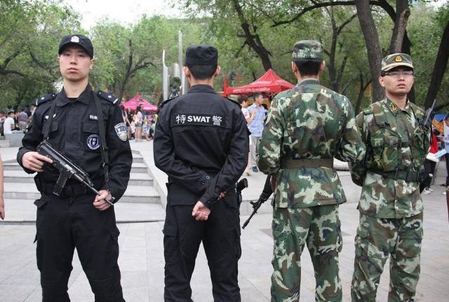 在中国除了军人和警察,还有哪三种人可以持枪,有一种我们常见!