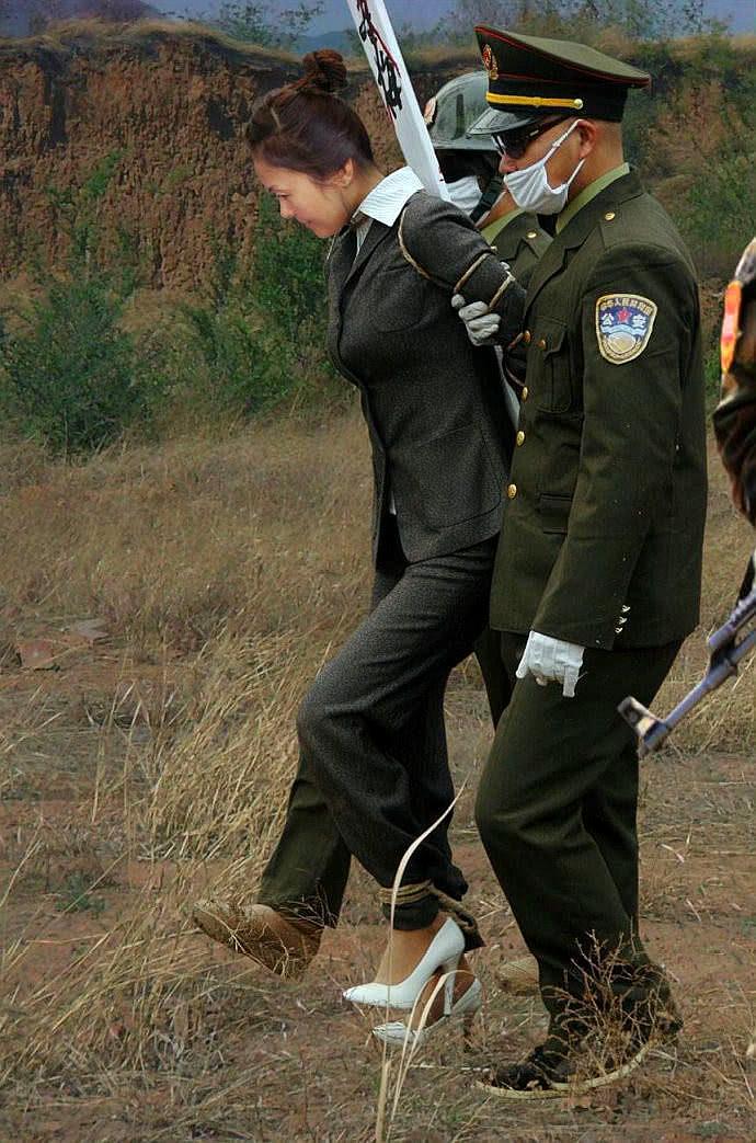 死刑犯被执行枪决时,为何要用绳子将裤子和脚绑在一起?