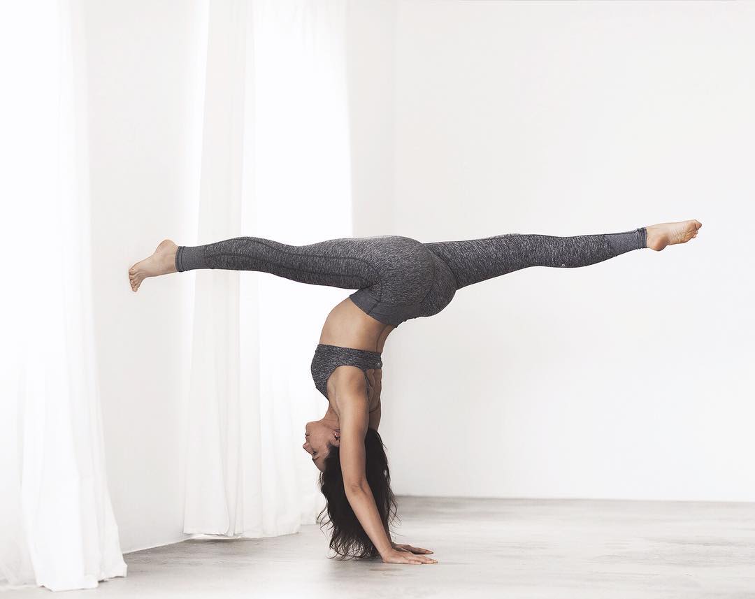 吴谨言拍写真惊艳众人:一身打扮端庄带点俏皮,常练瑜伽气质真好