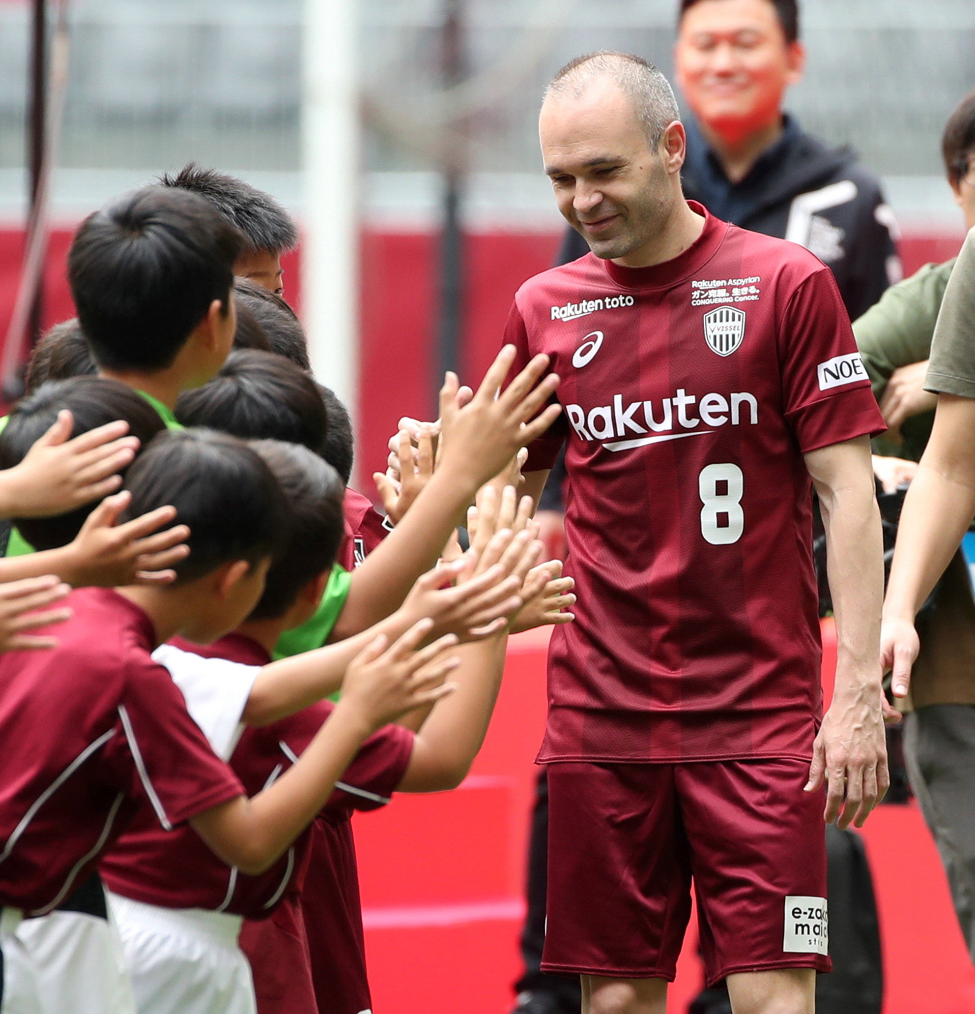 足球——伊涅斯塔亮相日本神户胜利船俱乐部(6)