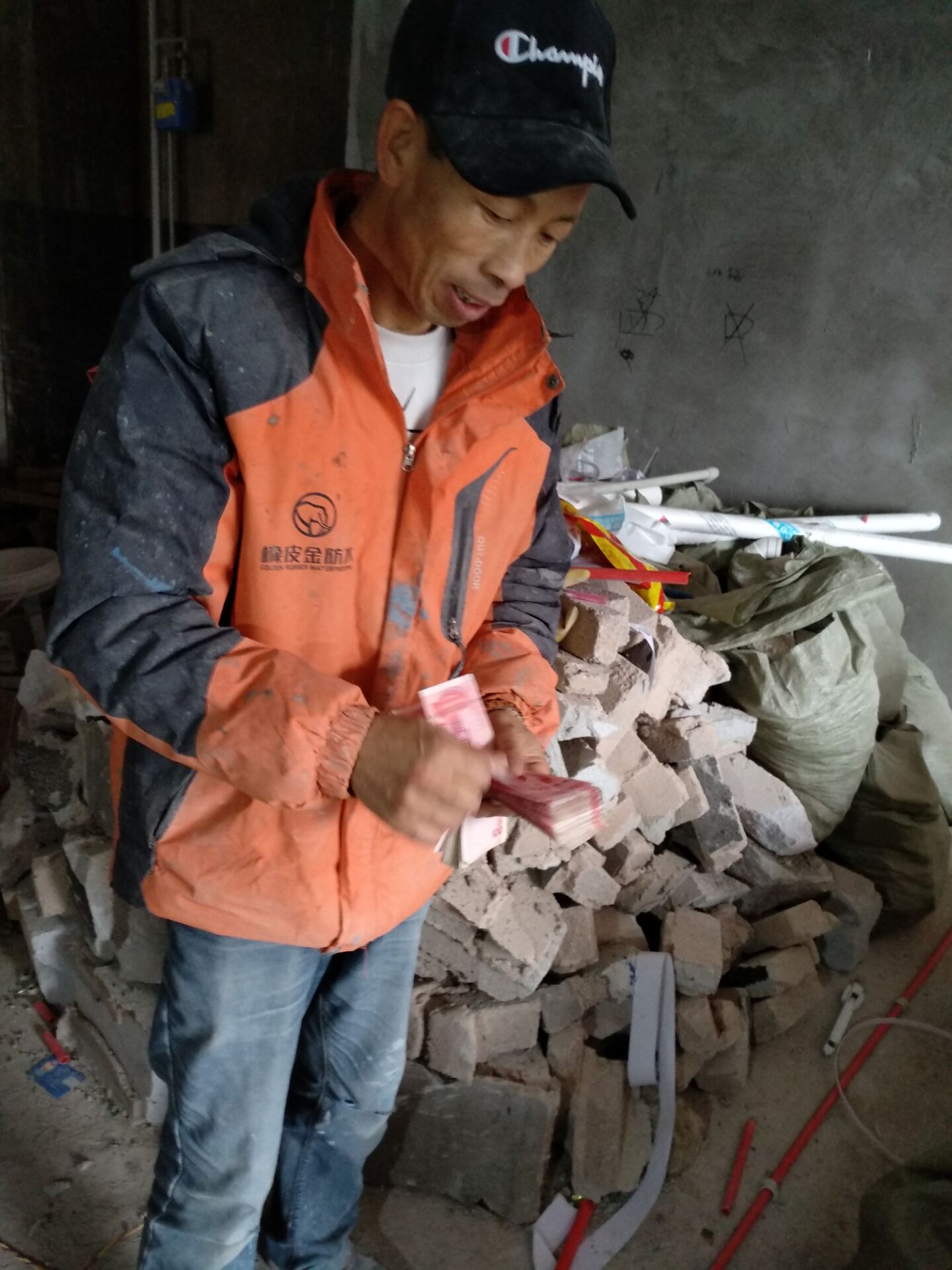 凯里装修工地的这个师傅喜欢收现金!