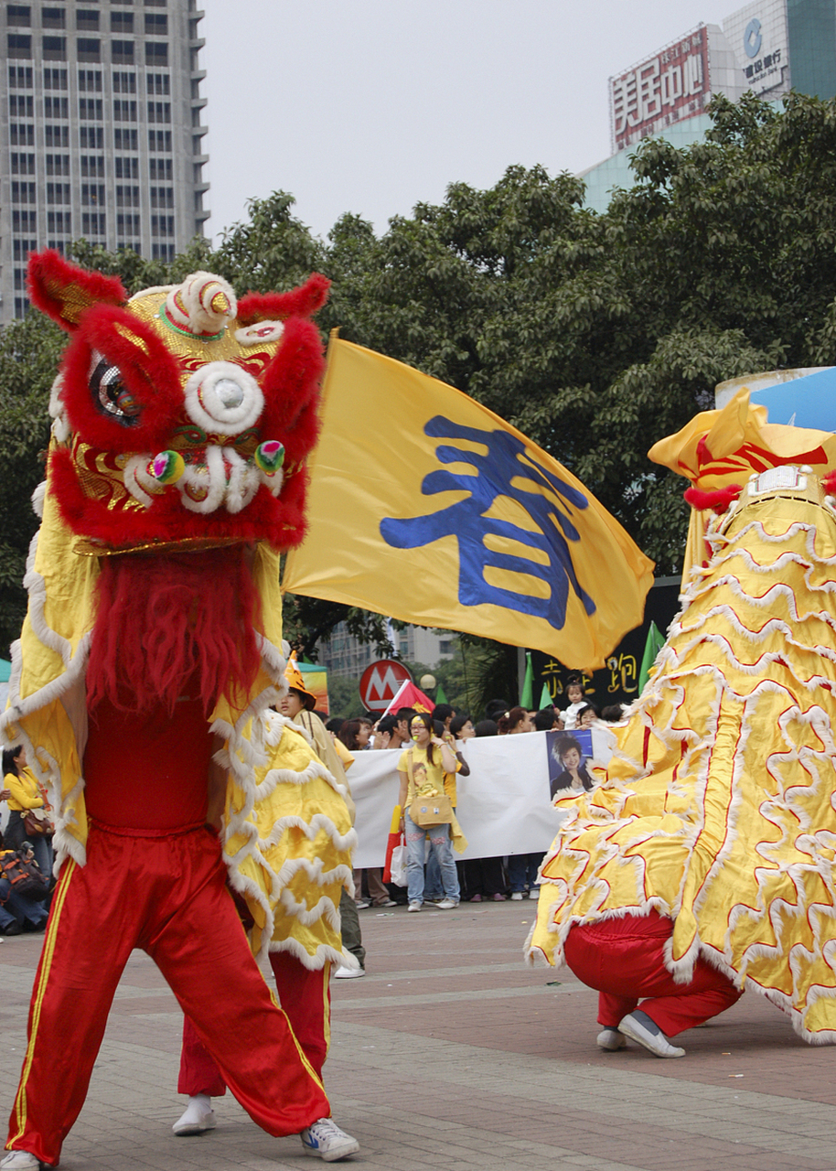 广州醒狮属于南狮,是融武术,舞蹈,音乐等为一体的汉