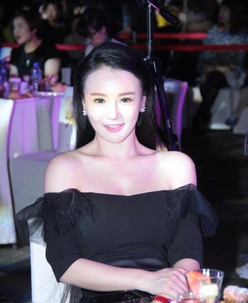 拳王邹市明现状:退出擂台热心公益,妻子身材傲人,充满少女感