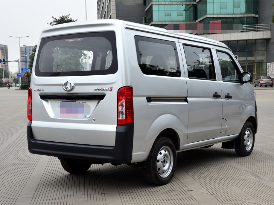 作为一台动感十足的车型,天马行空的造型确实够霸气,它那种粗犷的造型