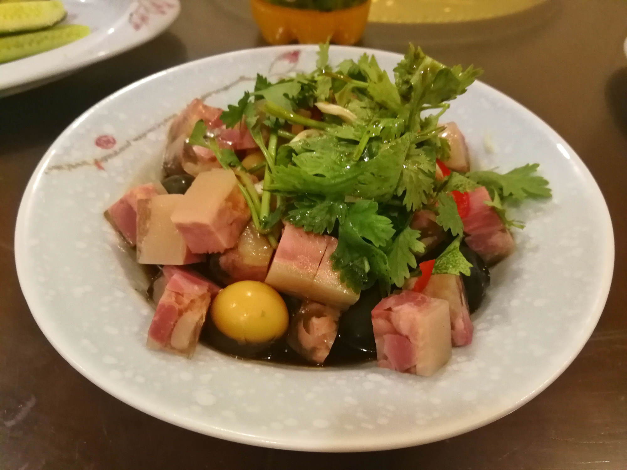 8道凉菜,15道热菜,农家院的团圆饭总花费588元,网友说:太值了