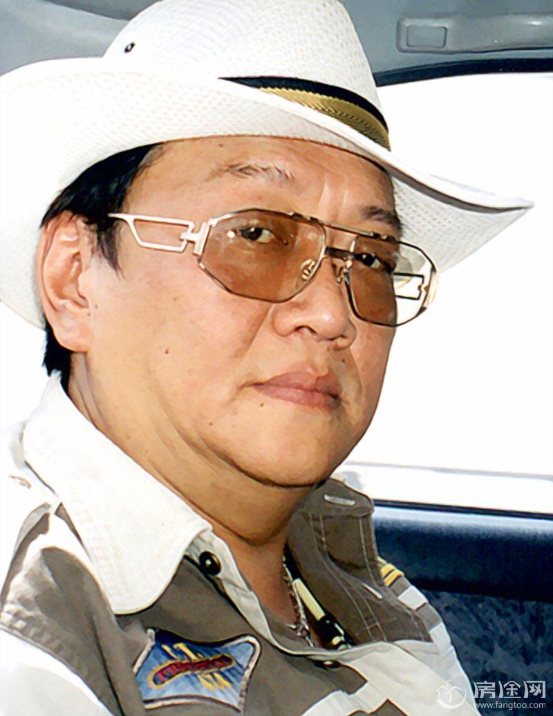 他是古装剧里的变态,王祖贤看到他吓得瑟瑟发抖,如今转型成导演