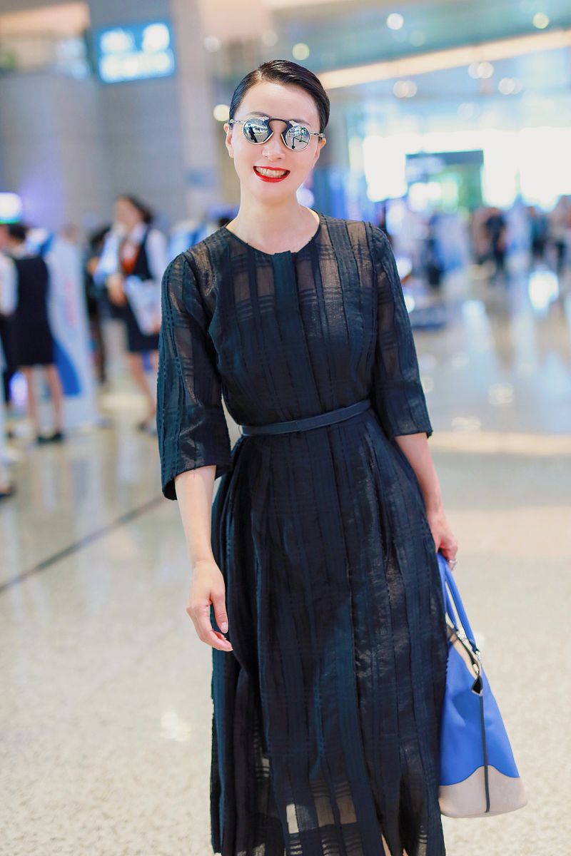 陶虹街拍:exception网纱长裙小白鞋 典雅休闲