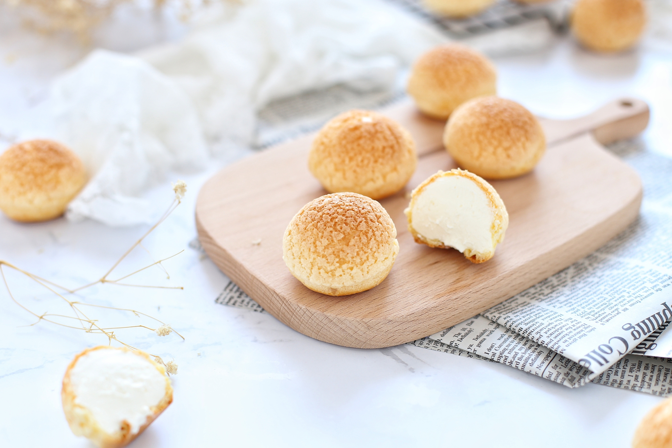 酥皮泡芙:酥皮泡芙就是在普通泡芙的表面加上一层酥皮,成品酥松美味