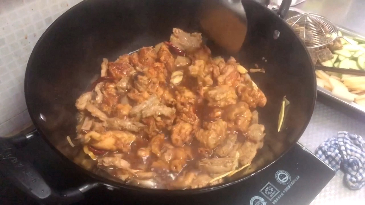 大厨教你做特色大锅菜,有五花肉有酥肉有鸡块,满满一锅肉,真香