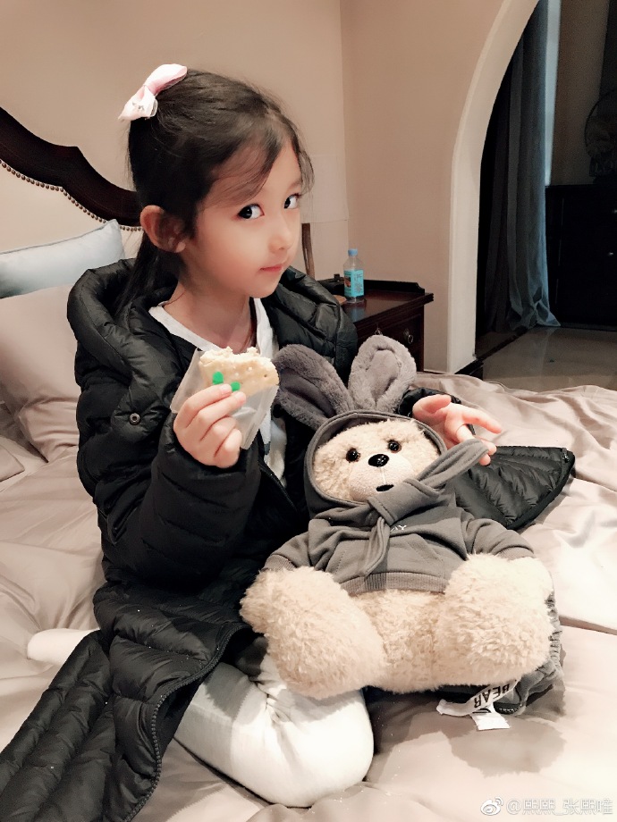 罗云熙剧组贴心照顾小熙熙,合拍视频很宠溺,熙熙直呼舍不得爸爸