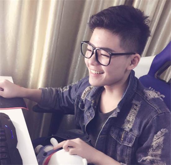 这就尴尬了!lol辛巴女装直播遭亲妈gank:不男不女还娶老婆吗?