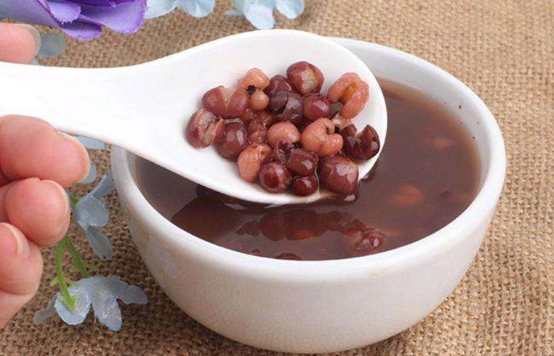 夏天天热也需要排湿气,经常喝红豆薏米粥对身体好,做法比较简单