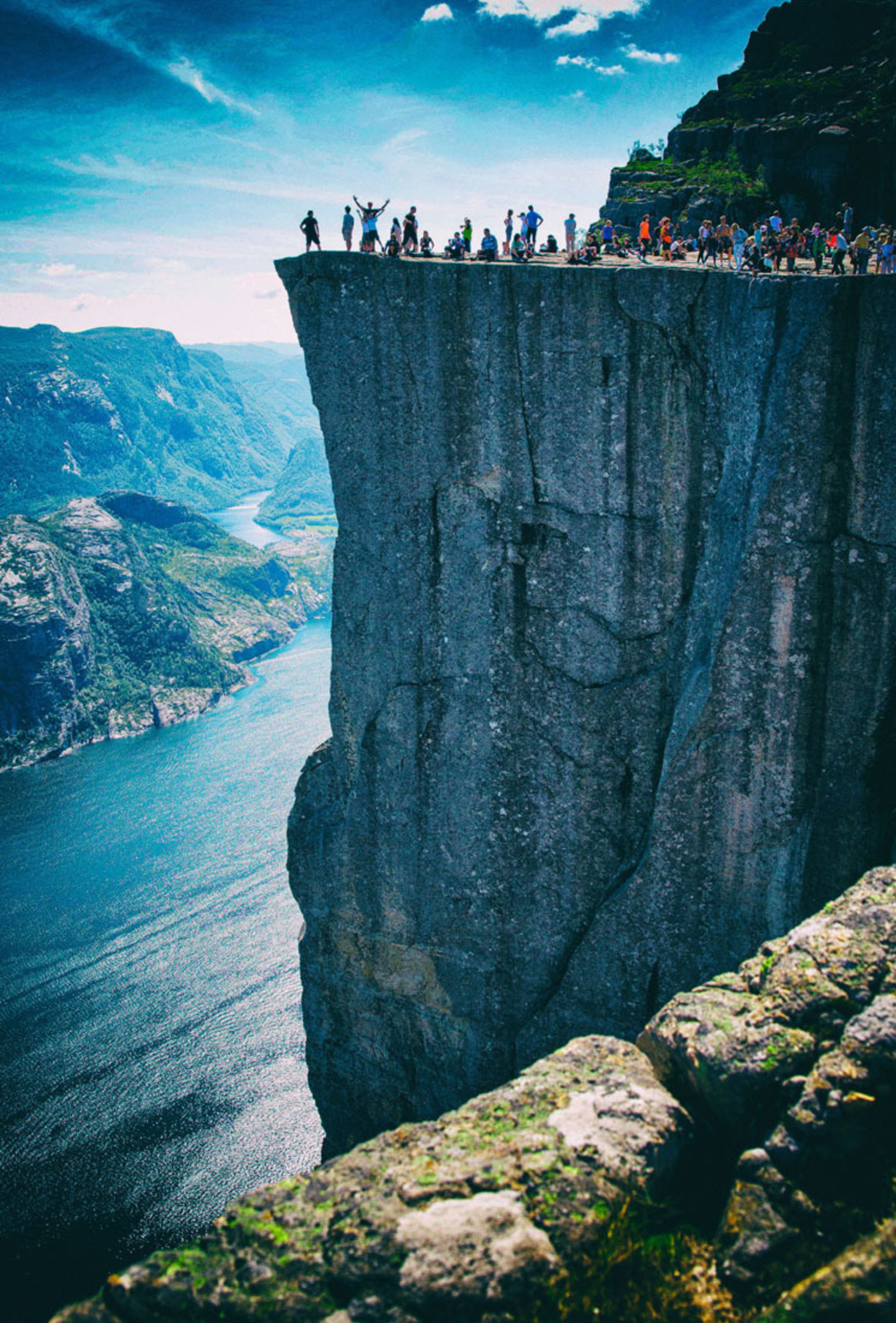 圣坛岩,在挪威风景如画的小山上