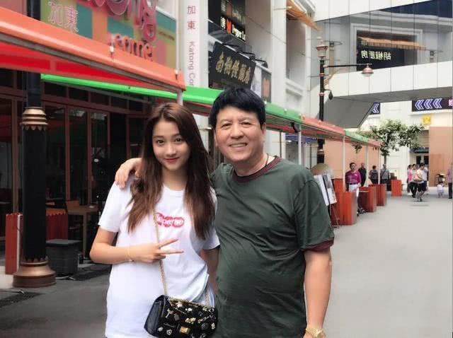郑爽一家出行,爸爸打扮时髦"撞脸"关晓彤父亲,妈妈眼神亮了