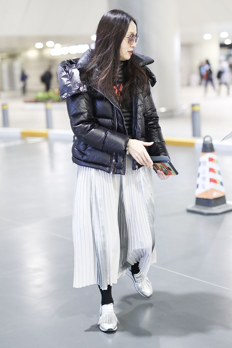 陶虹街拍:羽绒服百褶裙运动鞋 简约靓丽