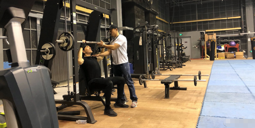 58岁台湾男神费翔晒近照,健身拍戏样样折腾,挺拨身姿媲美周润发