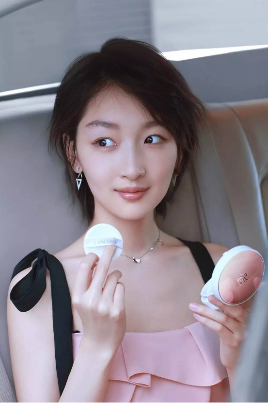周冬雨拍杂志造型大胆猎奇,化上眼妆神似yamy,众人表示无法接受
