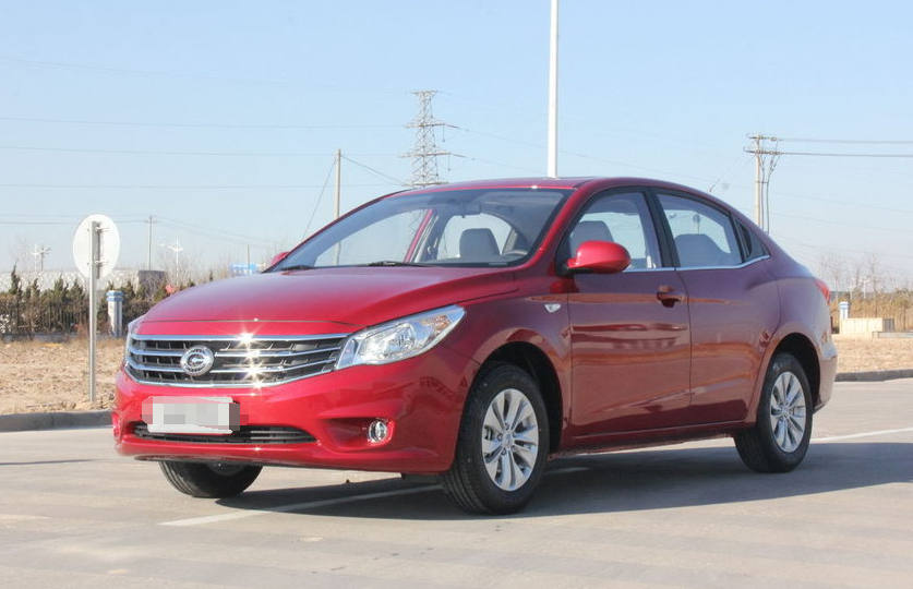 吉奥e美,第一眼给人的感觉就很大气,车体的大灯与流线型的车身搭配很