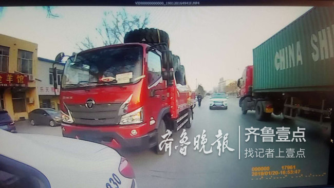 大貨車偽造臨牌超載上路,泰安交警將其查獲